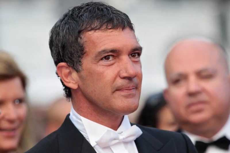 Антонио Бандерас появился на красной дорожке с заметно закрашенной сединой