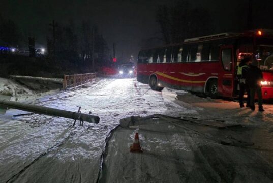 Автобус врезался в опору ЛЭП в Иркутской области — Новости на Вести.ru