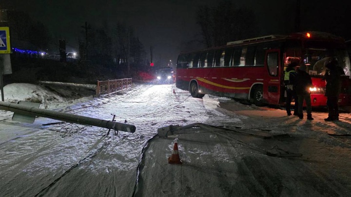 Автобус врезался в опору ЛЭП в Иркутской области - Новости на Вести.ru