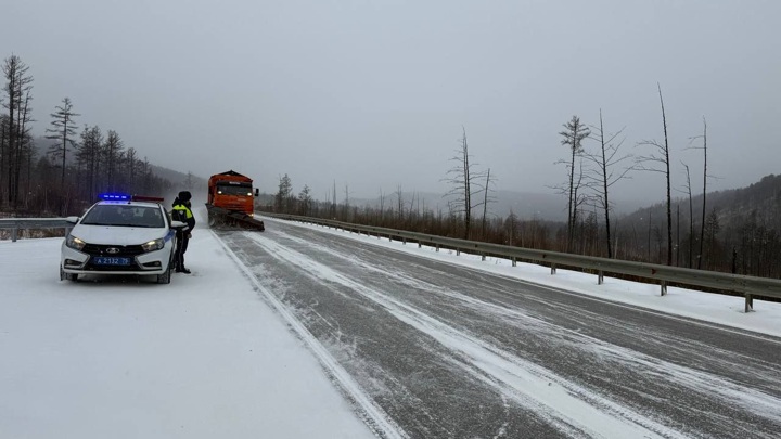 Движение фур по двум федеральным трассам в Забайкалье затруднено из-за снега - Новости на Вести.ru