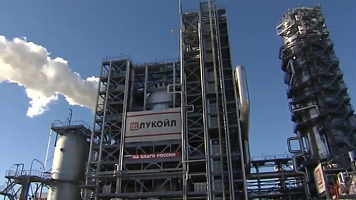 Эксперт Андрианов: США ничего не приобретут от контроля над активами "Лукойла" - Новости на Вести.ru