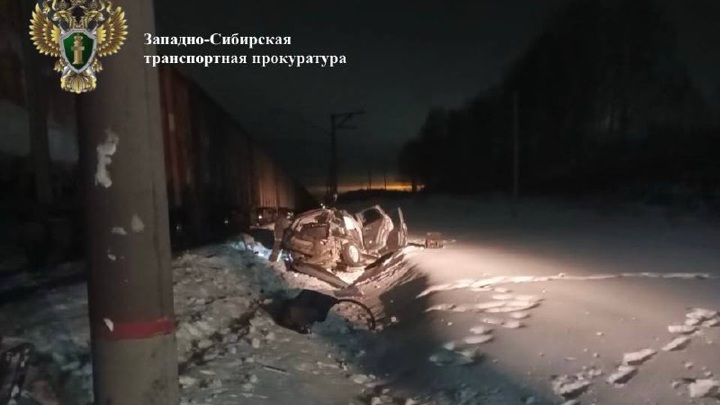 Грузовой поезд снес иномарку на переезде в Новосибирской области - Новости на Вести.ru