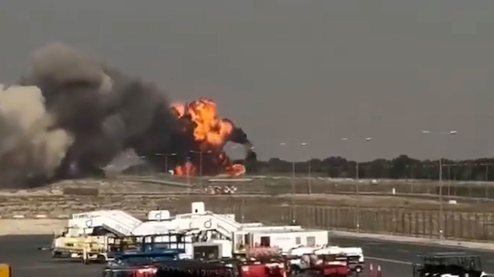 Индийский самолет Tejas разбился на авиашоу в Дубае, выполняя маневр "бочка" - Новости на Вести.ru