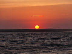 На Солце выброс плазмы ушёл в сторону, прямой удар маловероятен