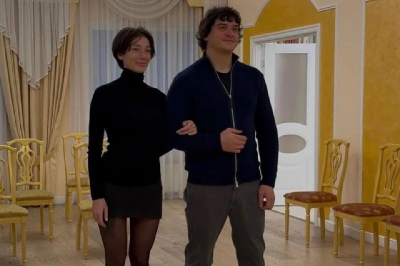 Настя Ивлеева рассекретила фото из ЗАГСа Мурманска с новым мужем