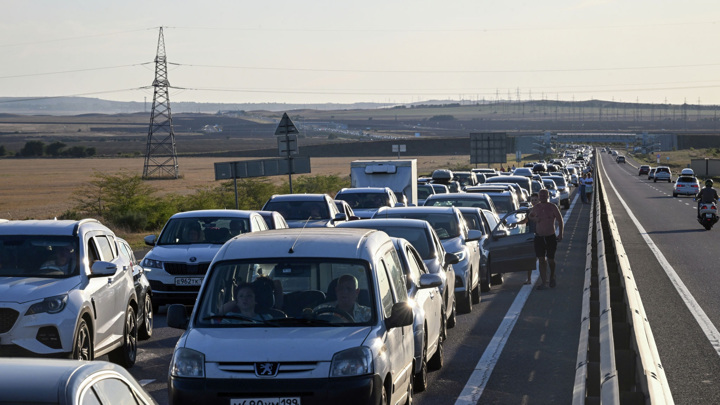 Почти 70 автомобилей стоят в очереди на Крымский мост - Новости на Вести.ru