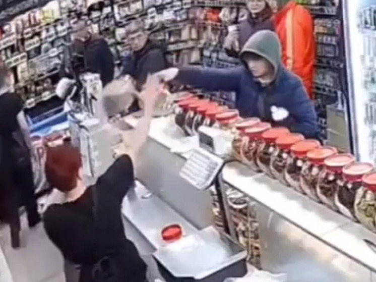 Россиянка покалечила продавца алкомаркета в ходе ссоры