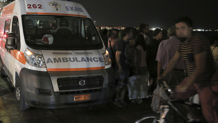 В Греции перевернулся автобус с паломниками, 12 человек пострадали - Новости на Вести.ru