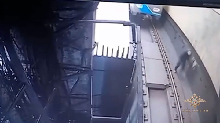 Задержаны мужчины, проникшие с инструментами в тоннель московского метро - Новости на Вести.ru