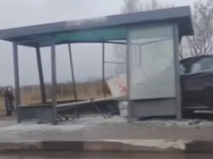 Легковушка снесла остановку в российском регионе, есть пострадавшие