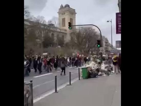 Демонстранты в Париже прошли под "Катюшу"